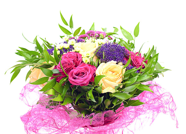 Kleurrijke bloemen boeket geïsoleerd op witte achtergrond - Foto, afbeelding