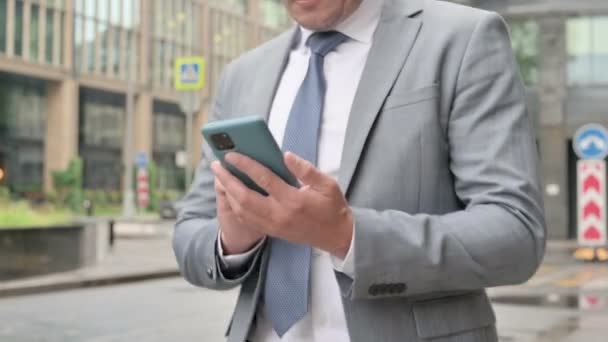 Close Up of Male Hands Using Smartphone while Walking on Street - Materiał filmowy, wideo