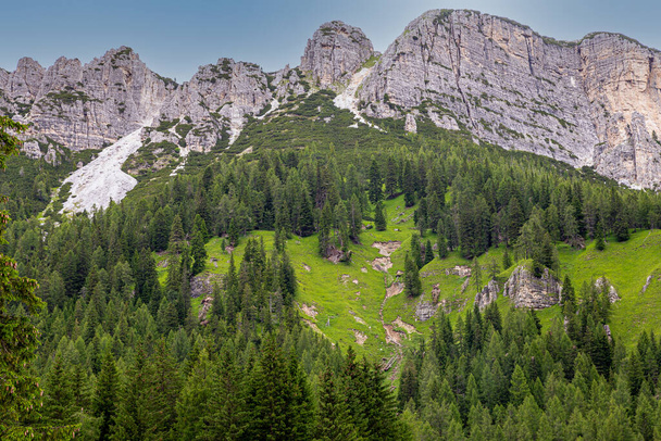 Zicht op de Dolomieten met het onderliggende bos - Foto, afbeelding
