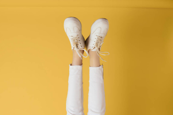 mujeres piernas invertidas al revés zapatillas blancas moda - Foto, imagen
