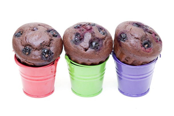 Шоколадные кексы с ягодами в цветных корзинах - Фото, изображение