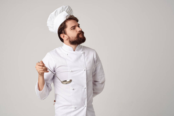 professzionális férfi szakács egy merőkanál a kezében főzés munka - Fotó, kép