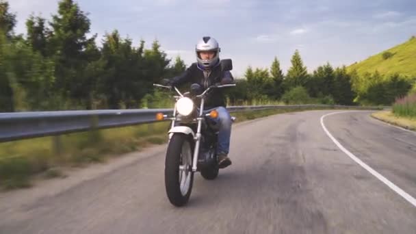 Pyöräilijä metsätiellä. hauskaa ajaa tyhjää tietä moottoripyöräretkellä - Materiaali, video