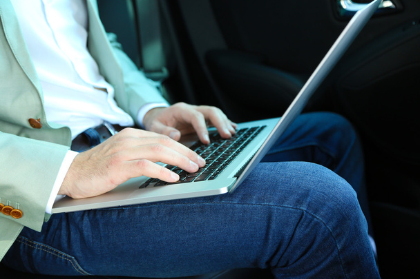 Man in car with laptop - Фото, зображення
