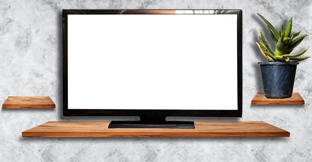 Schermo bianco Tv Lcd su tavolo in legno decorato con pianta in vaso di aloe vera  - Foto, immagini