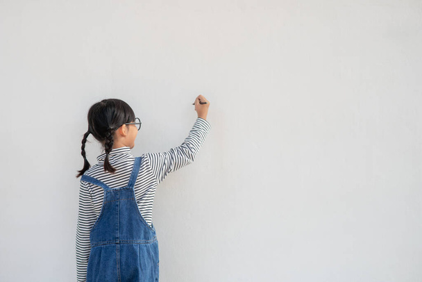 Crianças pequenas pintando na parede branca - Foto, Imagem