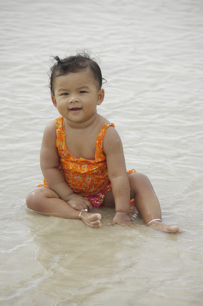 Asiatico bambino sorridente su spiaggia sabbia
 - Foto, immagini