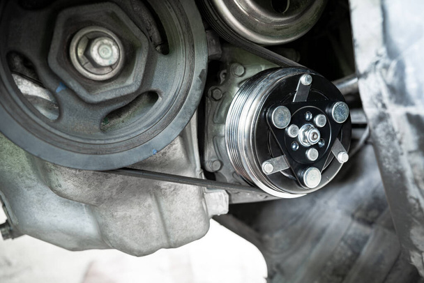 Ilmakompressori kytkin auton moottori ja vyö ja hihnapyörän voimansiirto korjaus prosessi auton - Valokuva, kuva