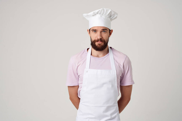 parrakas mies valkoisessa esiliina keittiö ruoanlaitto ravintola - Valokuva, kuva