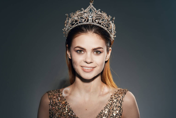Kaunis nainen kruunu päähänsä kirkas meikki ylellisyyttä koristelu - Valokuva, kuva