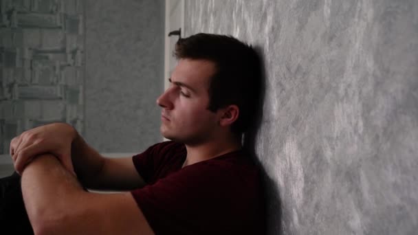 trieste man zit in de hoek van de muur - Video