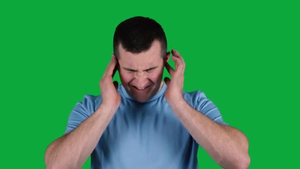 mężczyzna zakrywa uszy rękami, pokazuje, że nie chce słuchać - Materiał filmowy, wideo