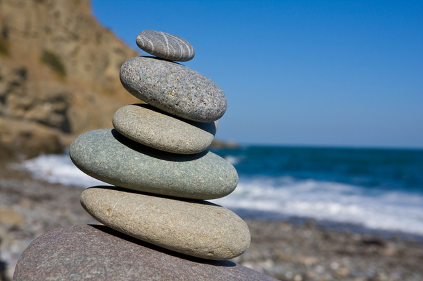 Збалансовані камені на морському пляжі
 - Фото, зображення