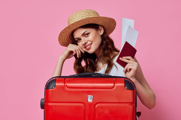 жінка з паспортом і квитком на літак червона валіза відпустка пасажир крупним планом
 - Фото, зображення
