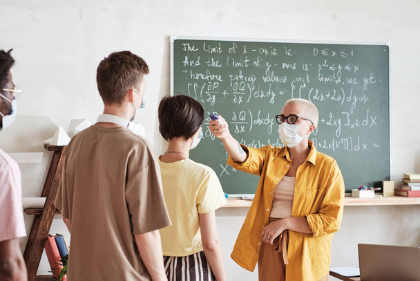 Teacher examining students before lesson - Fotoğraf, Görsel