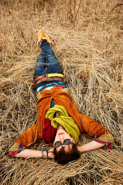 Homem deitado na grama seca
... - Foto, Imagem