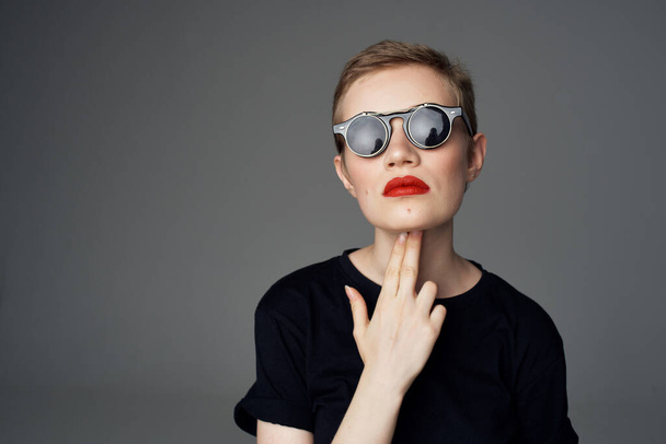 mulher bonita com óculos glamour estilo moderno corte vista - Foto, Imagem