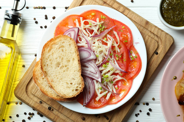 Käsite maukasta ruokaa tomaatti carpaccio valkoinen puinen pöytä - Valokuva, kuva