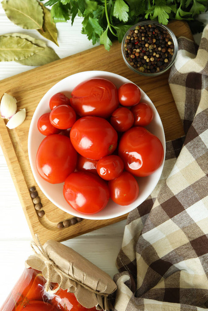 Concept de légumes marinés aux tomates sur table en bois blanc - Photo, image