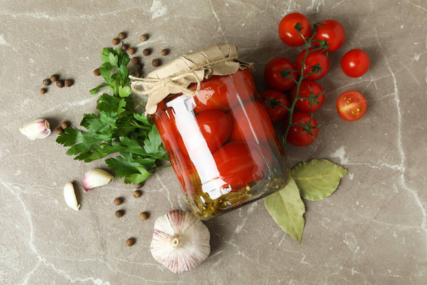 Koncept nakládané zeleniny s rajčaty na šedém stole - Fotografie, Obrázek