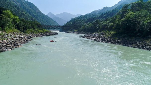 A Gangesz folyó közelében Rishikesh állam Uttarakhand Indiában légi kilátás - Fotó, kép