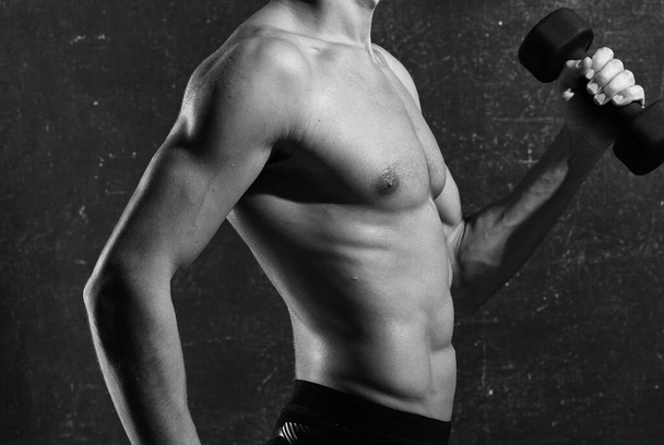homem de esportes inflado torso posando preto e branco foto fitness - Foto, Imagem