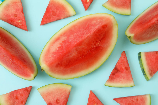 Zralé řezy melounů na modrém pozadí, horní pohled - Fotografie, Obrázek