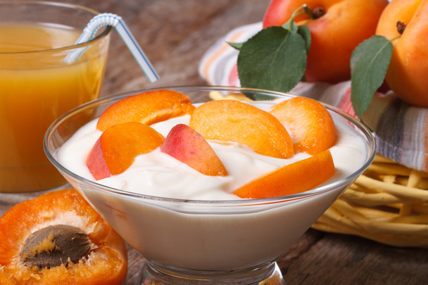 Apricot yoghurt and fresh juice closeup horizontal - Valokuva, kuva