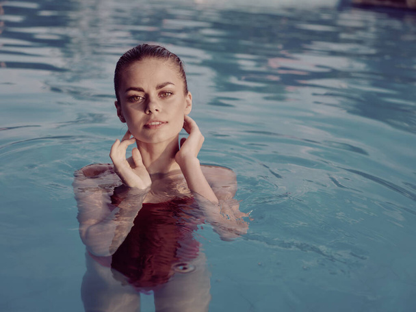 žena koupání v bazénu dovolená luxusní opalování zblízka - Fotografie, Obrázek