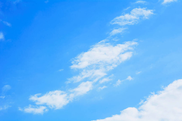 Beau ciel bleu printanier dans les nuages orageux - Photo, image