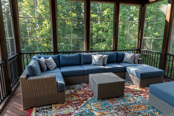 Nouveau porche moderne avec meubles de patio, bois d'été en arrière-plan. - Photo, image