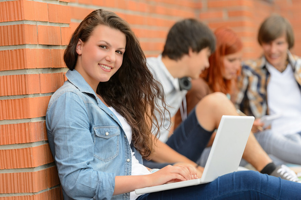 dziewczyna studentów poza kampus z laptopa przyjaciółmi  - Zdjęcie, obraz