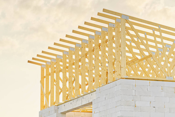 Construction d'un toit à ossature en bois pour une nouvelle maison domestique. site de construction de maisons résidentielles - Photo, image