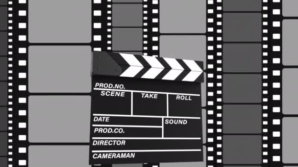 Clapboard robi Akcja przeciwko czarnej taśmy filmowej poruszającej się na białym tle - Materiał filmowy, wideo