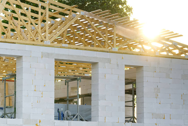 Faszerkezetű tetőszerkezet egy új házikóhoz. lakóház építési telek - Fotó, kép