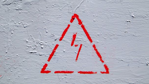 Piros elektromos veszély jel villámcsapás egy háromszög egy szürke festett fém csatlakozó doboz - Fotó, kép
