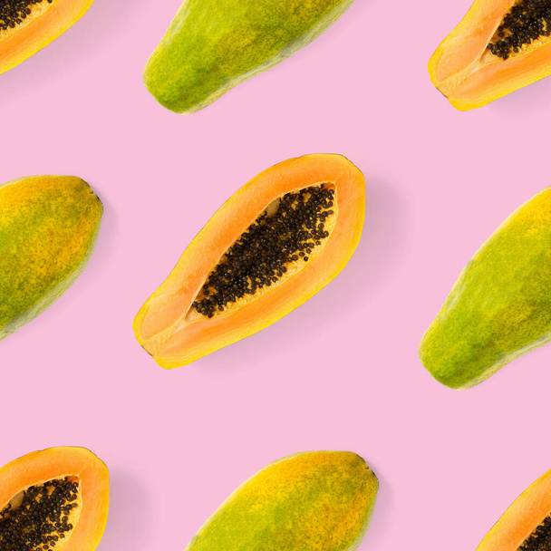 Fresco modello papaya maturo senza soluzione di continuità su sfondo bianco. Sfondo tropicale astratto. Vista dall'alto. - Foto, immagini