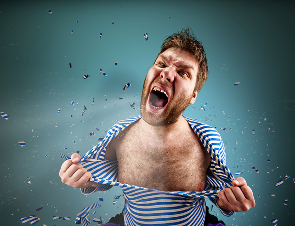 Человек рвёт на себе одежду
 - Фото, изображение