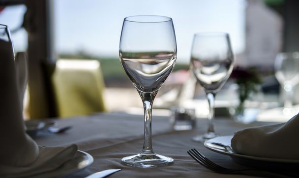 Restaurante fino mesa de cena ajuste
 - Foto, Imagen