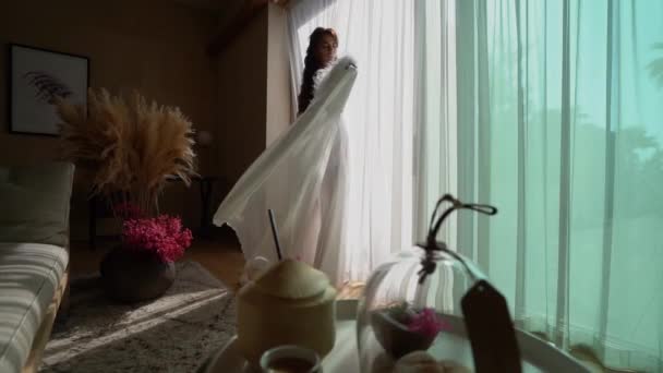 Pencerenin yanında peignoir cinsinden ledy - Video, Çekim