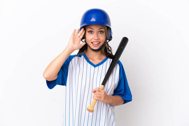 Baseball rosyjski dziewczyna gracz z kasku i nietoperza izolowane na białym tle z ekspresją niespodzianka - Zdjęcie, obraz