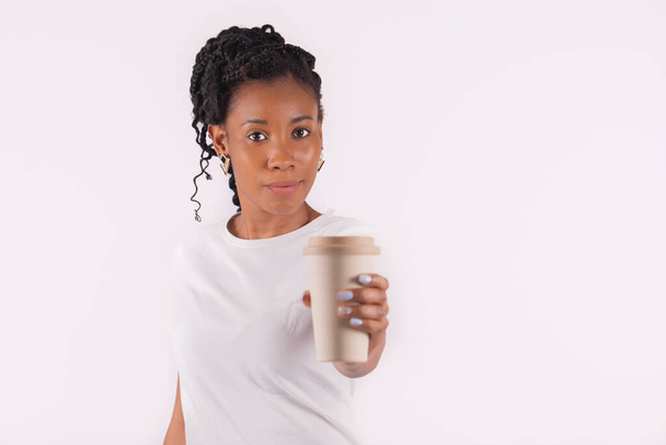 Afro femme américaine remettre une tasse de papier à la caméra - Photo, image