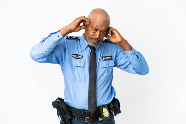 Jovem policial isolado no fundo branco frustrado e cobrindo orelhas - Foto, Imagem