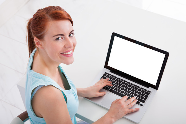 Young Woman Using Laptop - Foto, afbeelding