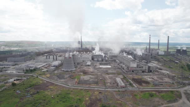 Průmyslové znečištění životního prostředí - emise znečišťujících látek z továren. Letecký pohled na továrnu na oxid hlinitý. Znečištění ovzduší. - Záběry, video