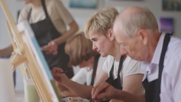 Старші чоловіки і жінки вчаться малювати
 - Кадри, відео