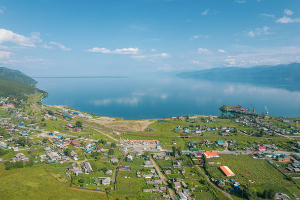 Imágenes de verano del lago Baikal es un lago fracturado situado en el sur de Siberia, Rusia Lago Baikal vista del paisaje de verano desde un acantilado cerca de Grandmas Bay. Drones Vista de ojos. - Foto, Imagen