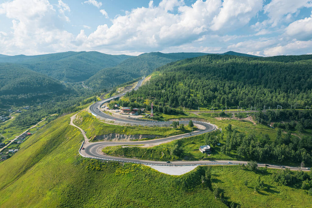 La strada serpentina Baikal vista aerea della valle naturale di montagna con strada serpantine, Trans-Siberian Highway, Russia, Kultuk, Slyudyanka - Foto, immagini