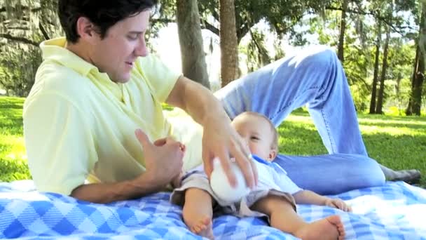 sevimli küçük beyaz oğlu ile parkta oynayan genç Baba - Video, Çekim