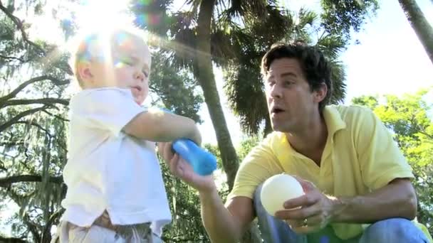ayakta ve plastik beysbol sopası oynayan erkek bebek - Video, Çekim